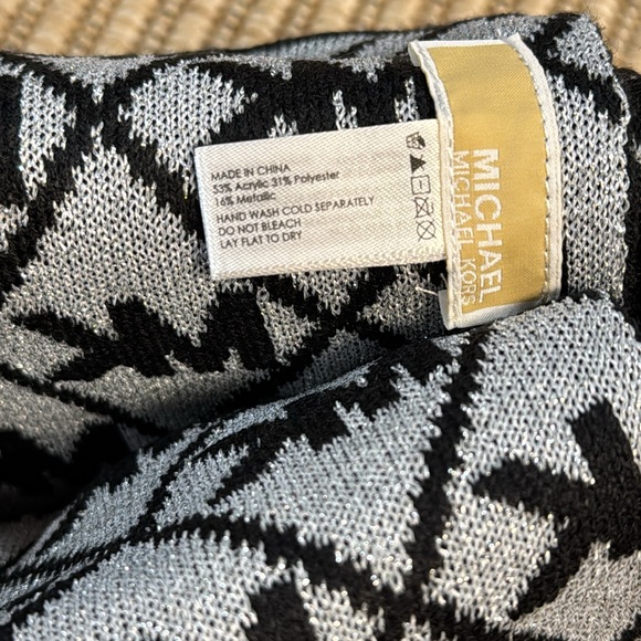 New MICHAEL KORS WOMEN DIAMOND METALLIC MK LOGO SCARF HAT SET BLACK SILVER - Picture 5 of 9